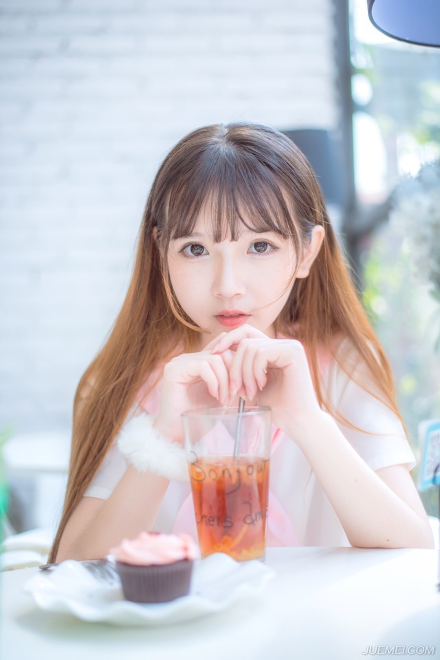 “不怪，不怪。”庞统笑着摇了摇头，这等忠义之士，只要允许，没人愿意杀：“那便先看押，不可怠慢，待我们攻破成都之后，再行说服。”